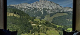 CozyFox – Stylish Alpine Apartment with Rooftop Terrace and Mountain Views