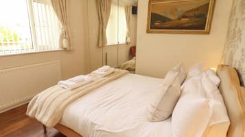 Cottage | 2 bedrooms, individually decorated, individually furnished, free WiFi