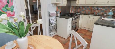 Opvaskemaskine, køkkentøj/tallerkener/redskaber