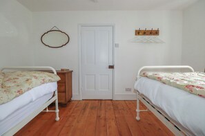 4 bedrooms, individually decorated, individually furnished, free WiFi - 84 Fore Street (Port Isaac)