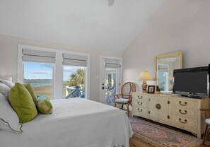 4 bedrooms, iron/ironing board, WiFi, bed sheets - 4-bedroom house in amazing Atlantic Beach with beautiful views of the sound (Atlantic Beach)