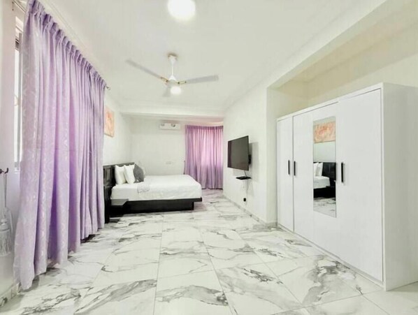 4 bedrooms, iron/ironing board, internet, bed sheets