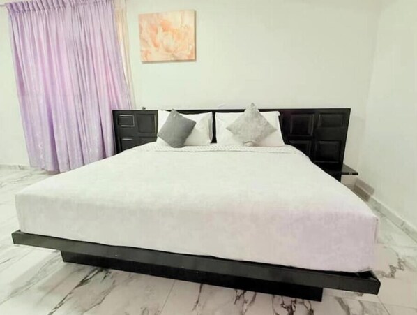 4 bedrooms, iron/ironing board, Internet, bed sheets