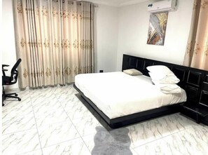 4 bedrooms, iron/ironing board, Internet, bed sheets