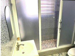 Hiustenkuivaaja, pyyhkeet, saippua, vessapaperi
