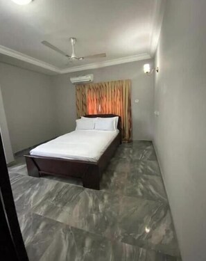4 bedrooms, iron/ironing board, Internet, bed sheets