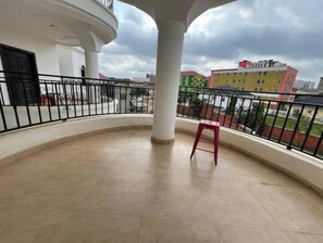 Terrace/patio - 3BR House, Walk to Shops, Legon (Accra)