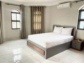 3 chambres, fer et planche à repasser, Wi-Fi, draps fournis