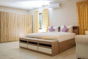 4 bedrooms, iron/ironing board, internet, bed sheets