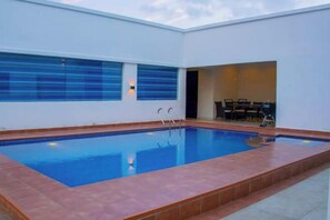 حمام سباحة