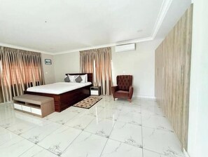 4 habitaciones, tabla de planchar con plancha y acceso a internet 