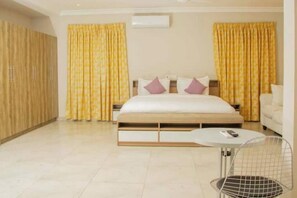 9 bedrooms, iron/ironing board, WiFi, bed sheets