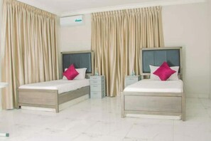 9 bedrooms, iron/ironing board, WiFi, bed sheets - Luxurious 8-Bedroom With Pool Stay in East-Legon (Accra)