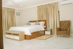 4 slaapkamers, een strijkplank/strijkijzer, internet, beddengoed