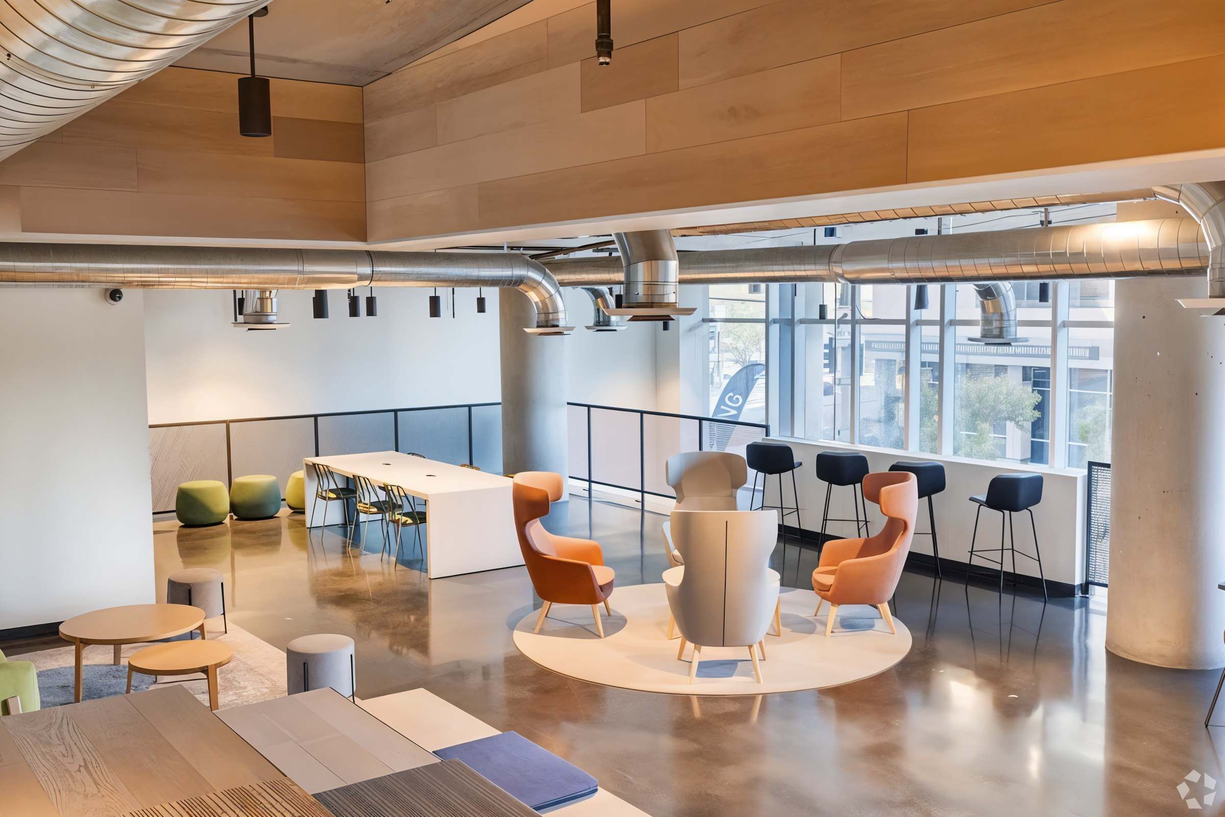 Un espace de bureau moderne avec une grande table, plusieurs chaises et une vaste fenêtre offrant une vue sur la ville.
