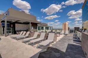 Terrace/patio - Boulevard Stays Comfortable Downtown Highrise STU Pool, Parking & Gym 10a (Phoenix)