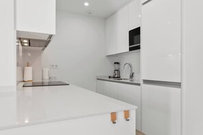 Kühlschrank, Mikrowelle, Ofen, Herdplatte