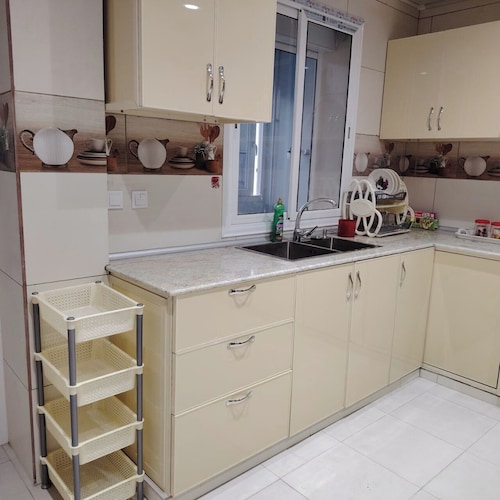 Lovely, sunny f3 with garage for one-car parking