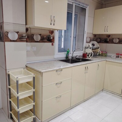 Lovely, sunny f3 with garage for one-car parking