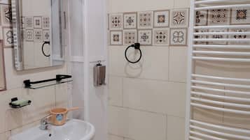 Douche, serviettes fournies