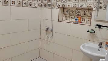 Een douche, handdoeken