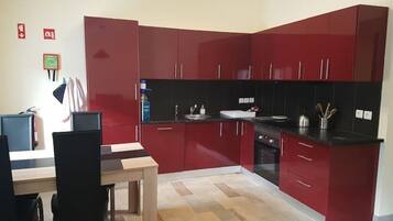 Een microgolfoven, een oven, een kookplaat, een vaatwasser