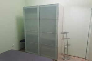 2 bedrooms, iron/ironing board, Internet, bed sheets