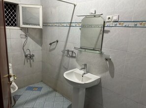 Serviettes fournies, savon, papier toilette
