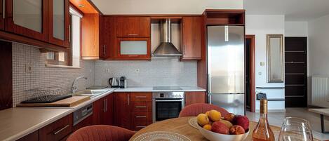 Fridge, oven, stovetop, dishwasher