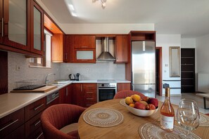 Geladeira, micro-ondas, fogão, cooktop