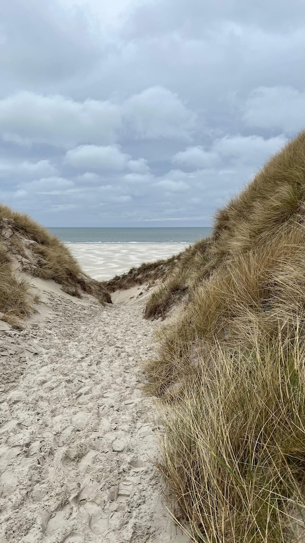 På stranden