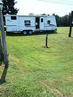 Property grounds - Charming caravan with AC in Parish for a cozy getaway (Parish)