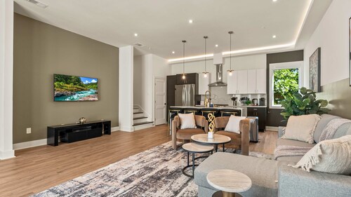 Upscale 3BR | Sleeps 11 | Rooftop + Parking Included