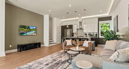 Upscale 3BR | Sleeps 11 | Rooftop + Parking Included