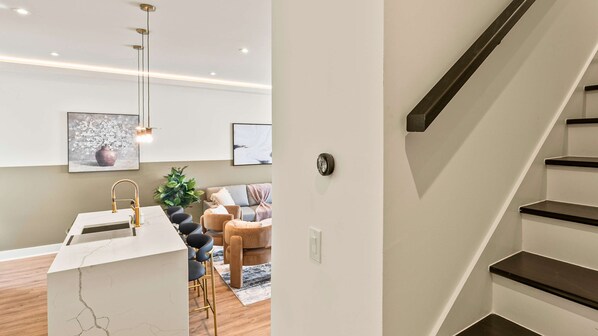 Interior - Upscale 3BR | Sleeps 11 | Rooftop + Parking Included (Dallas)