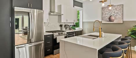 Coffee/tea maker, fridge, microwave, stovetop