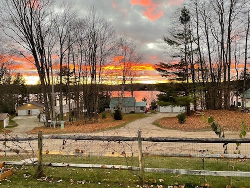 Views, Vibes & Vacation Time-2 BR Lakeview Stay in McMillan Sleeps 10