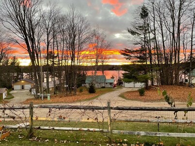 Views, Vibes & Vacation Time-2 BR Lakeview Stay in McMillan Sleeps 10