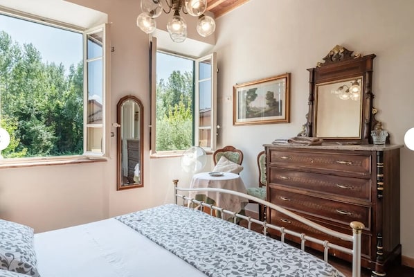 6 bedrooms, iron/ironing board, Internet, bed sheets