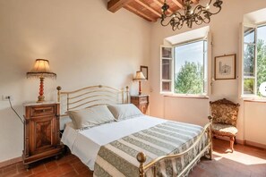 6 bedrooms, iron/ironing board, Internet, bed sheets