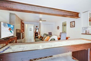 Smart TV, fireplace, video games, DVD player - GROUP GETAWAY 6BR Pets+HTub+Gym+Game Room (Breckenridge)