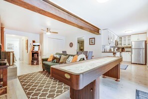 Smart TV, fireplace, video games, DVD player - GROUP GETAWAY 6BR Pets+HTub+Gym+Game Room (Breckenridge)