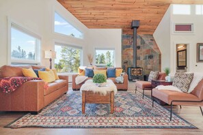 Smart TV, chimenea, videojuegos, reproductor de DVD