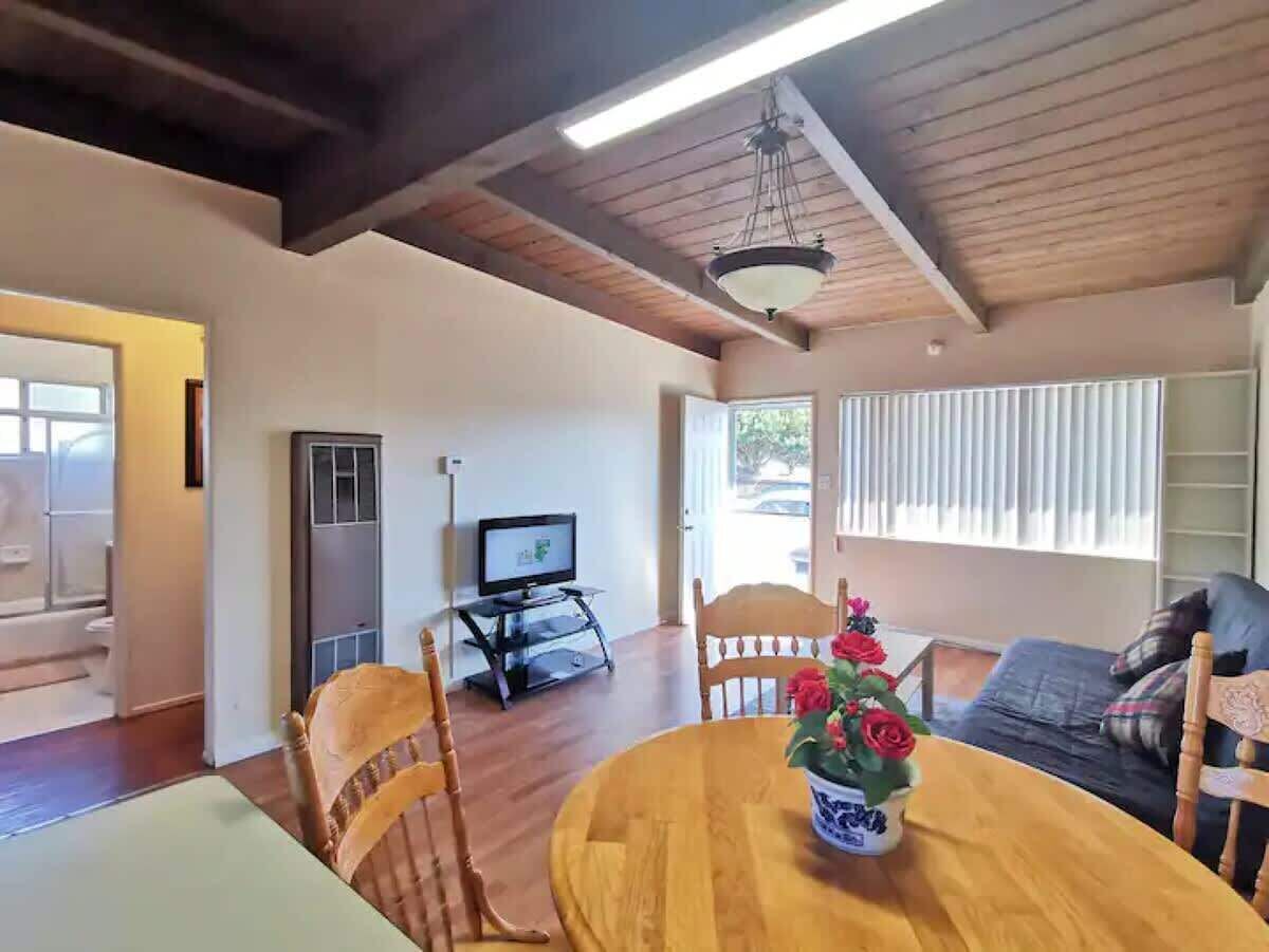 Cozy 2br 1bath W/ Parking Near Univ Of Berkeley - Berkeley, CA