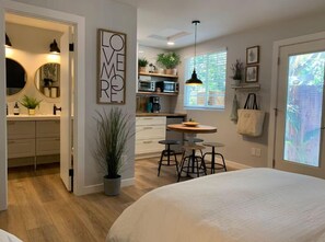 Studio, 2 giường cỡ queen, không hút thuốc, phòng tắm riêng (No Hot Tub Access) | Màn/rèm cản sáng, bàn ủi/dụng cụ ủi quần áo 