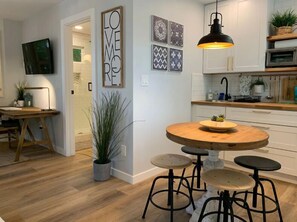 Studio, 2 giường cỡ queen, không hút thuốc, phòng tắm riêng (No Hot Tub Access) | Khu phòng khách | Màn hình máy tính 