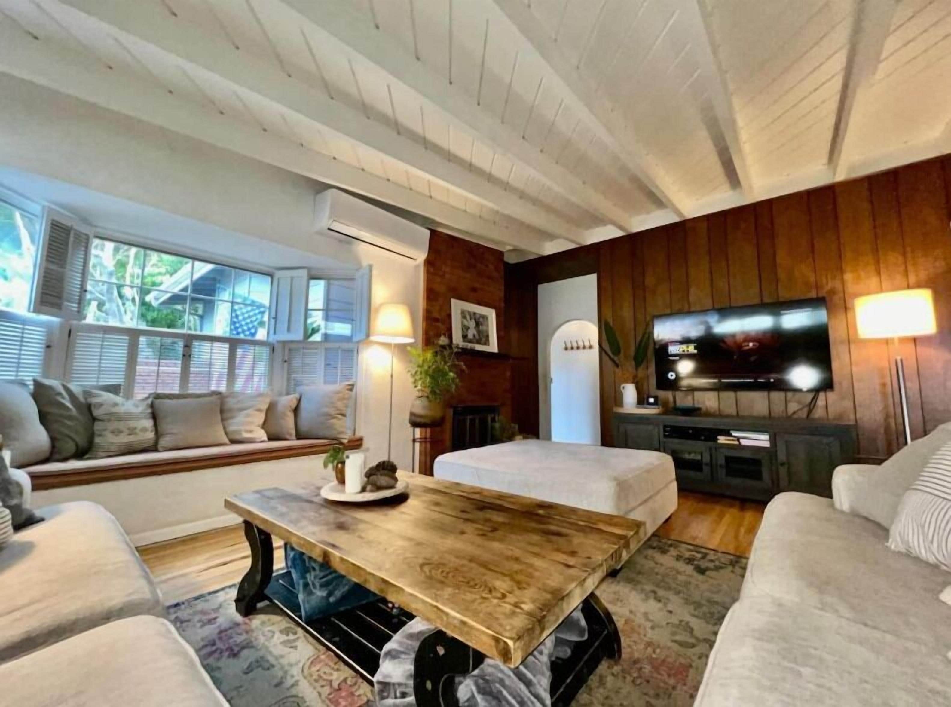 Family House, Private Bathroom | Living area | Computer monitors