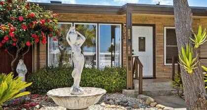 Mid Century Garden View Home Parking