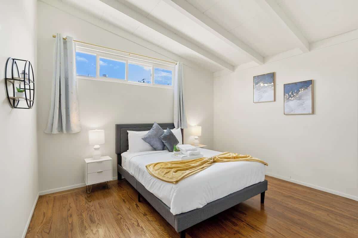 Tabla de planchar con plancha, wifi, ropa de cama