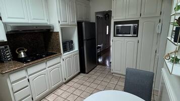 Frigorífico, microondas, placa de cocina y cafetera o tetera
